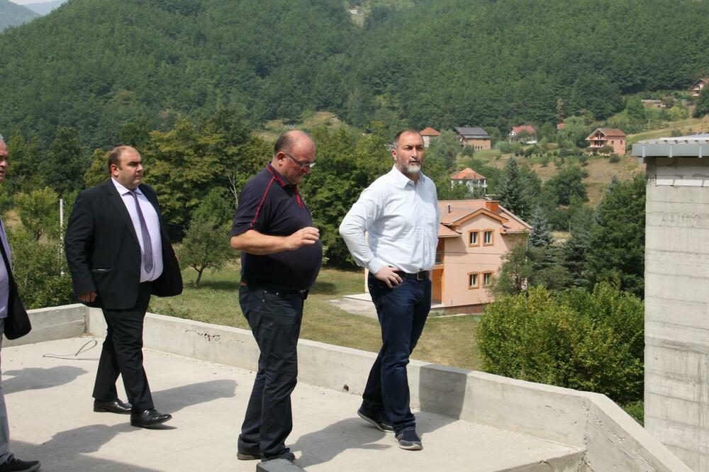Ministar Aleksandar Stijović tokom obilaska Kuće voća u izgradnji 