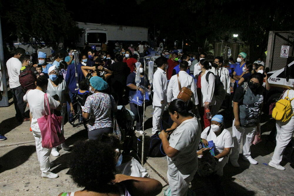 Ljekari i pacijenti iz bolnice u Akapulku nakon evakuacije, Foto: Reuters