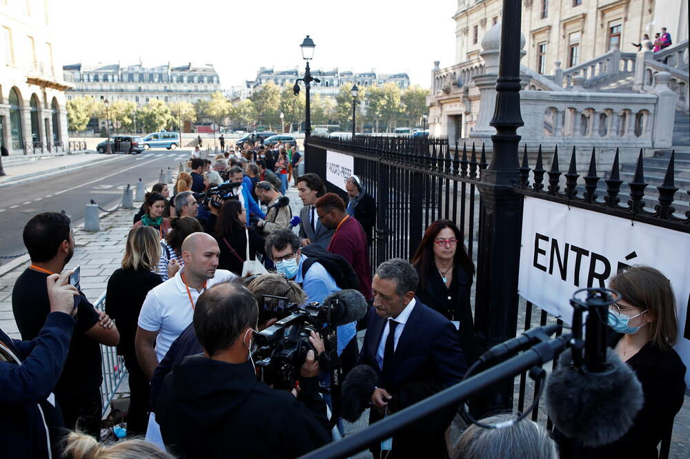 Novinari ispred suda u Parizu, Foto: Reuters