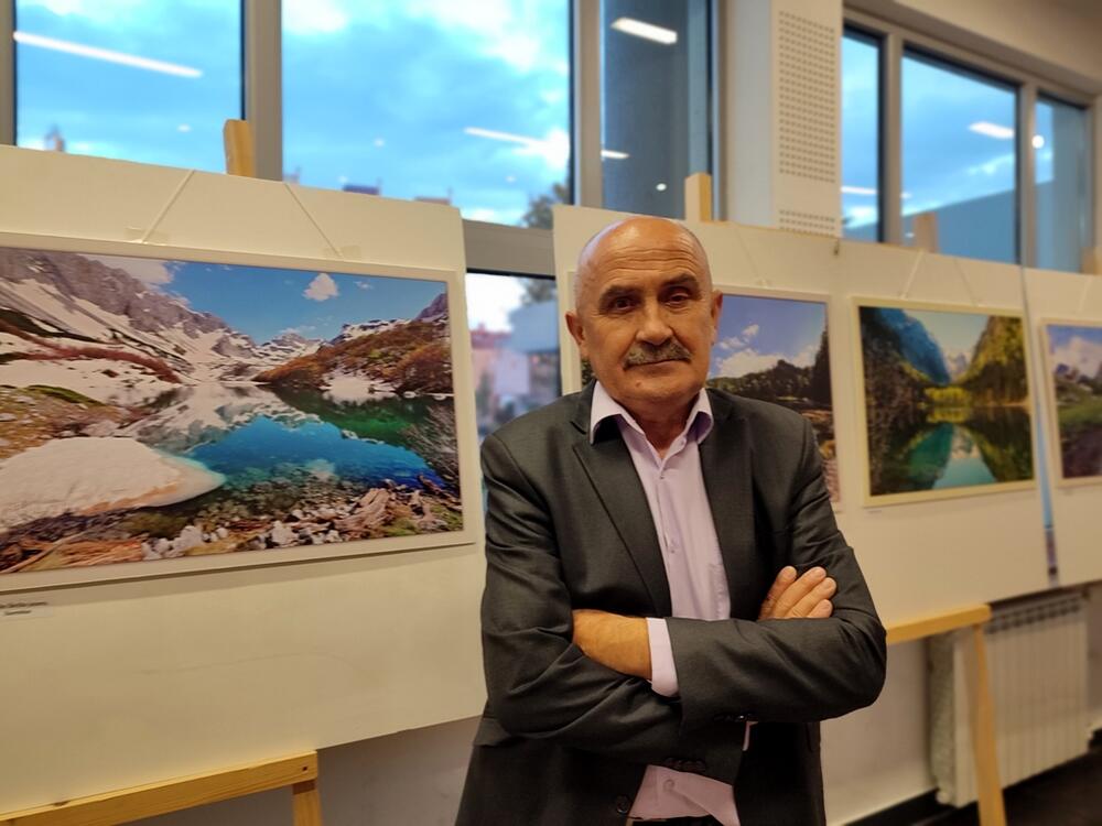 <p>Pukovnika u penziji koji se, kako to reče Kasalica, “umjesto uniforme ogrnuo planinama, jezerima, rijekama, a naoružao fotoaparatom i do dana današnjeg kroz objektiv prenosi svu draž prirodnih ljepota naše zemlje”</p>