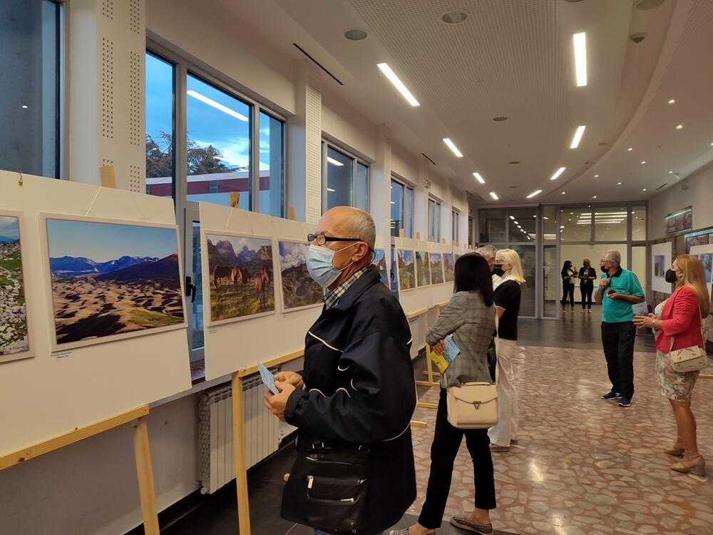 <p>Pukovnika u penziji koji se, kako to reče Kasalica, “umjesto uniforme ogrnuo planinama, jezerima, rijekama, a naoružao fotoaparatom i do dana današnjeg kroz objektiv prenosi svu draž prirodnih ljepota naše zemlje”</p>