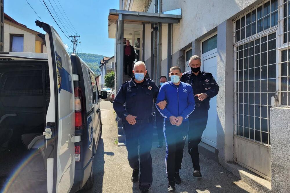 Optužene izvode iz zgrade suda, Foto: Jadranka Ćetković