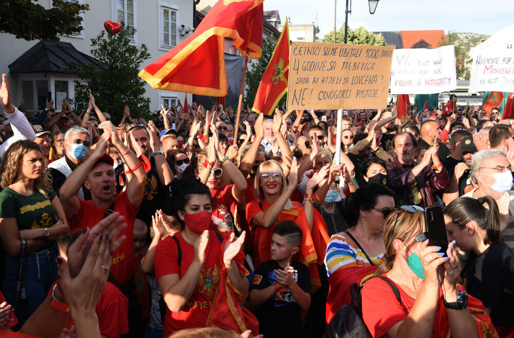 <p>“Pozivamo sve kojima je na srcu građanska, demokratska, slobodna, antifašistička i sekularna Crna Gora da se okupimo na Cetinju i iskažemo protest onima koji su nas prošle neđelje trovali suzavcima, tukli gumenim mecima, pendrecima, gađali šok bombama zato što ne pristajemo na veleizdaju ove vlasti", navodi se u pozivu grupe građana Cetinja.</p>