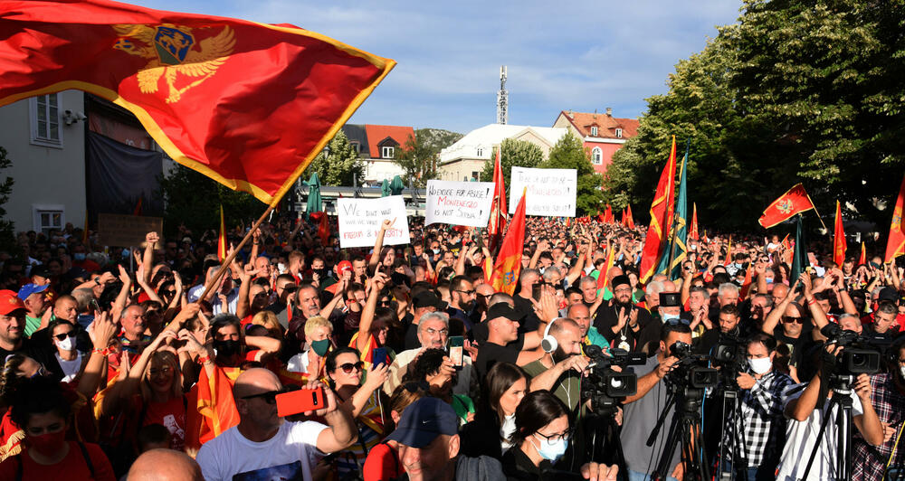 <p>“Pozivamo sve kojima je na srcu građanska, demokratska, slobodna, antifašistička i sekularna Crna Gora da se okupimo na Cetinju i iskažemo protest onima koji su nas prošle neđelje trovali suzavcima, tukli gumenim mecima, pendrecima, gađali šok bombama zato što ne pristajemo na veleizdaju ove vlasti", navodi se u pozivu grupe građana Cetinja.</p>