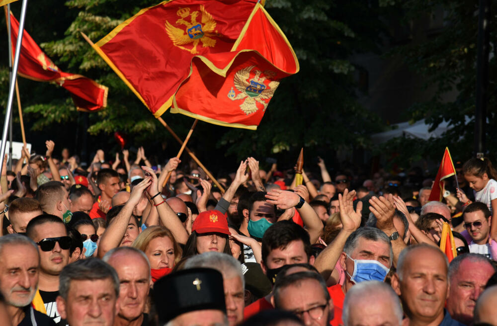 <p>“Pozivamo sve kojima je na srcu građanska, demokratska, slobodna, antifašistička i sekularna Crna Gora da se okupimo na Cetinju i iskažemo protest onima koji su nas prošle neđelje trovali suzavcima, tukli gumenim mecima, pendrecima, gađali šok bombama zato što ne pristajemo na veleizdaju ove vlasti", navodi se u pozivu grupe građana Cetinja.</p>
