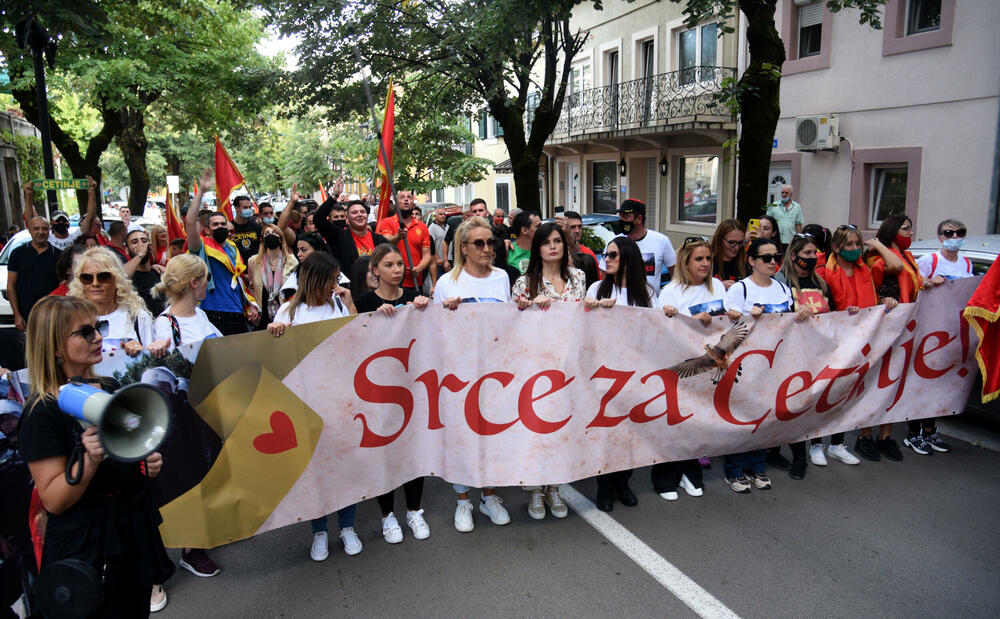 <p>“Pozivamo sve kojima je na srcu građanska, demokratska, slobodna, antifašistička i sekularna Crna Gora da se okupimo na Cetinju i iskažemo protest onima koji su nas prošle neđelje trovali suzavcima, tukli gumenim mecima, pendrecima, gađali šok bombama zato što ne pristajemo na veleizdaju ove vlasti", navodi se u pozivu grupe građana Cetinja.</p>