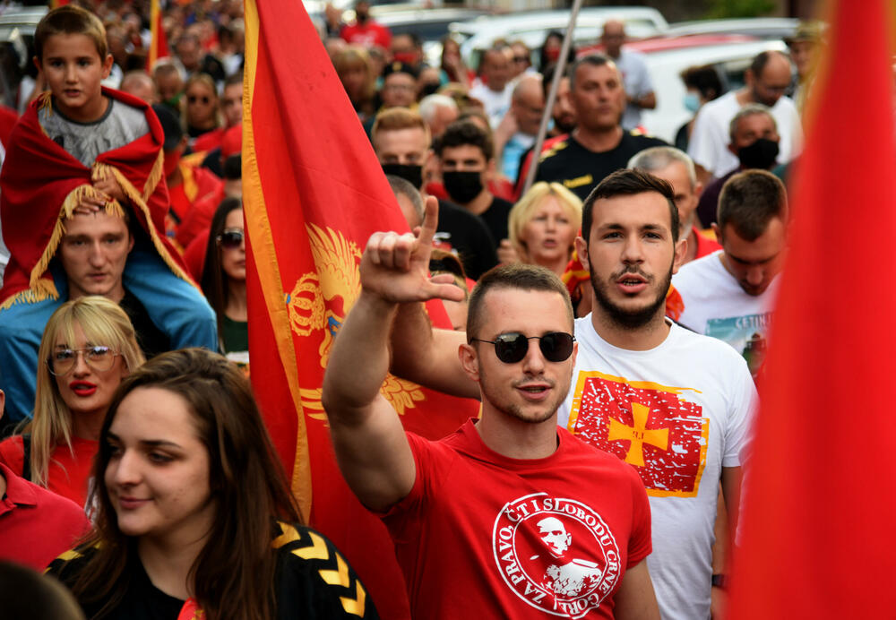 <p>“Pozivamo sve kojima je na srcu građanska, demokratska, slobodna, antifašistička i sekularna Crna Gora da se okupimo na Cetinju i iskažemo protest onima koji su nas prošle neđelje trovali suzavcima, tukli gumenim mecima, pendrecima, gađali šok bombama zato što ne pristajemo na veleizdaju ove vlasti", navodi se u pozivu grupe građana Cetinja.</p>