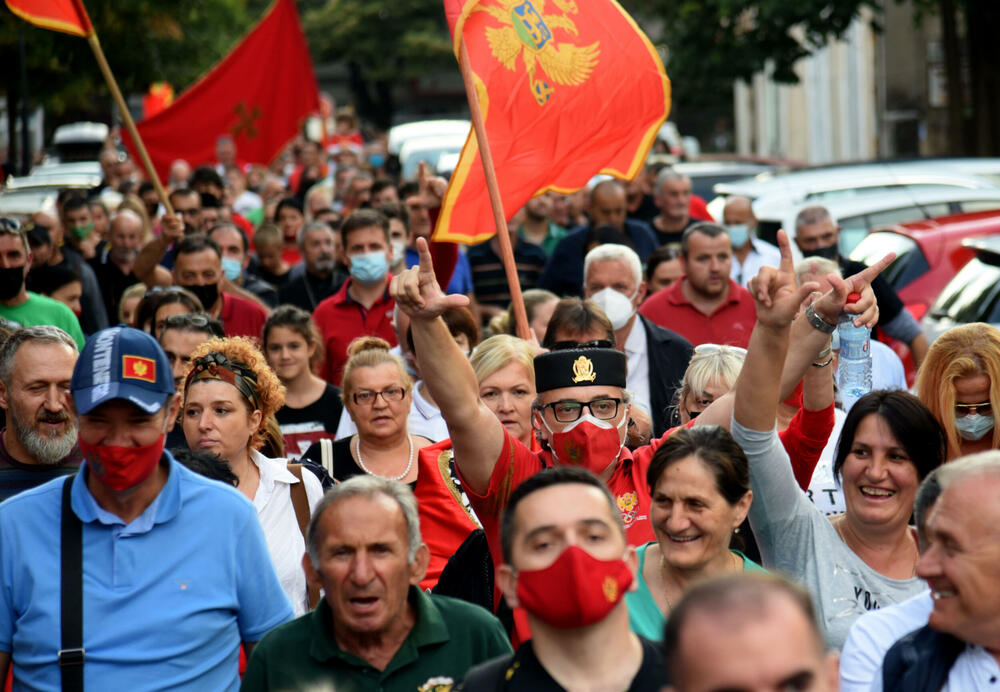 <p>“Pozivamo sve kojima je na srcu građanska, demokratska, slobodna, antifašistička i sekularna Crna Gora da se okupimo na Cetinju i iskažemo protest onima koji su nas prošle neđelje trovali suzavcima, tukli gumenim mecima, pendrecima, gađali šok bombama zato što ne pristajemo na veleizdaju ove vlasti", navodi se u pozivu grupe građana Cetinja.</p>