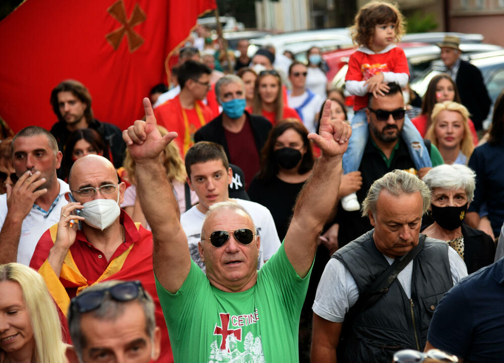 <p>“Pozivamo sve kojima je na srcu građanska, demokratska, slobodna, antifašistička i sekularna Crna Gora da se okupimo na Cetinju i iskažemo protest onima koji su nas prošle neđelje trovali suzavcima, tukli gumenim mecima, pendrecima, gađali šok bombama zato što ne pristajemo na veleizdaju ove vlasti", navodi se u pozivu grupe građana Cetinja.</p>
