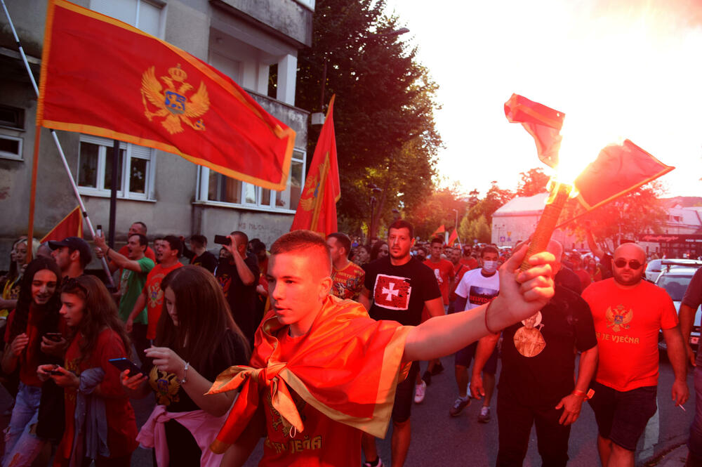 <p>“Pozivamo sve kojima je na srcu građanska, demokratska, slobodna, antifašistička i sekularna Crna Gora da se okupimo na Cetinju i iskažemo protest onima koji su nas prošle neđelje trovali suzavcima, tukli gumenim mecima, pendrecima, gađali šok bombama zato što ne pristajemo na veleizdaju ove vlasti", navodi se u pozivu grupe građana Cetinja.</p>