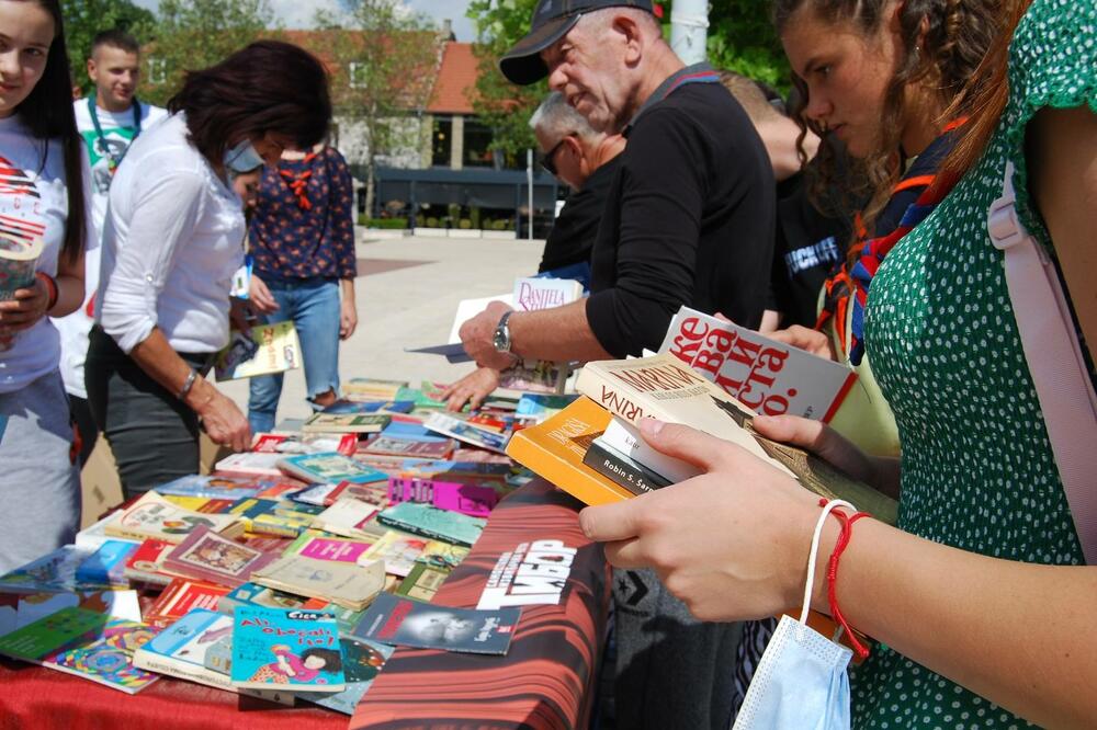 Na trgu podijeljeno više od 500 knjiga, Foto: SIČ “Tibor”