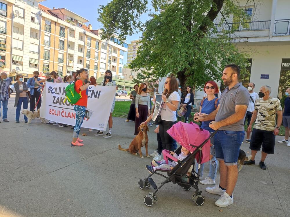 <p>"Danas dijete ne zna ni šta je mačka, ni šta je pas, ni šta je neka druga životinja. Apelovao bih da se prekine sa trovanjem pasa, ali sam isto tako i da se riješi problem onih koji su opasni i da se takvi psi sklone“</p>