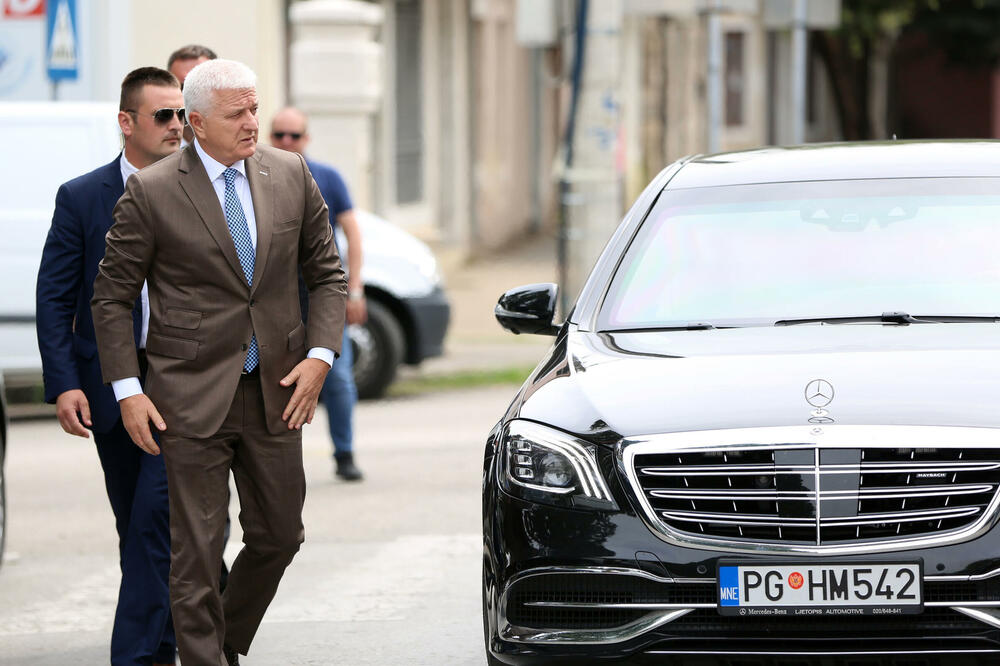 Marković pored “majbaha”, za koji nova Vlada najavljuje da će prodati, Foto: Filip Roganovic