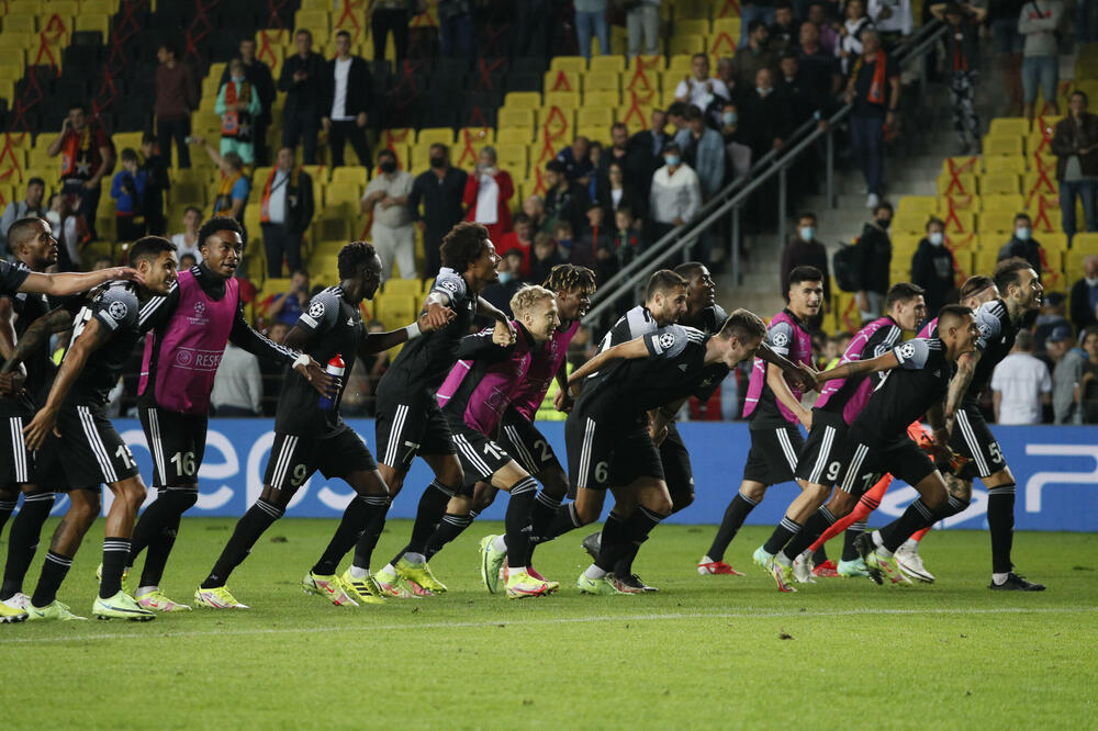 Zsluženo slavlje nakon meča: Fudbaleri Šerifa, Foto: Reuters