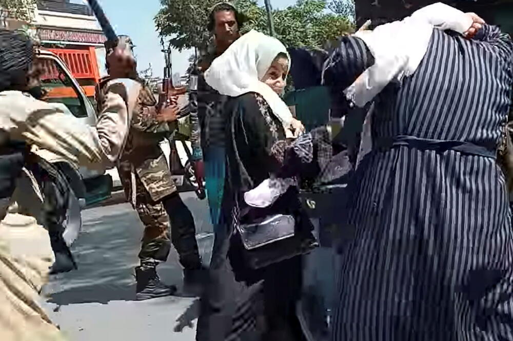 Talibani tuku učesnicu protesta u Kabulu, Foto: VIDEO OBTAINED BY REUTERS