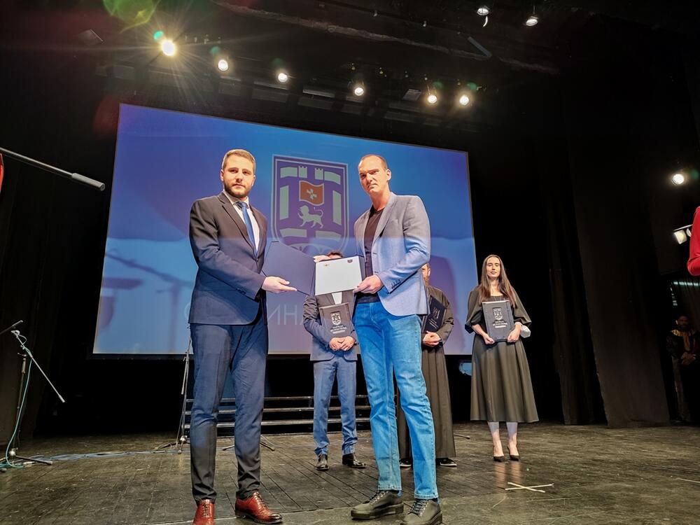 <p>Novčani dio nagrade, po blagoslovu mitropolita Joanikija, ustupili bolnici u Brezoviku</p>