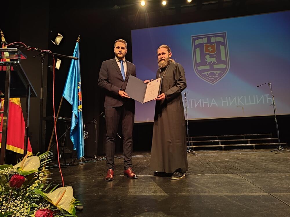 <p>Novčani dio nagrade, po blagoslovu mitropolita Joanikija, ustupili bolnici u Brezoviku</p>