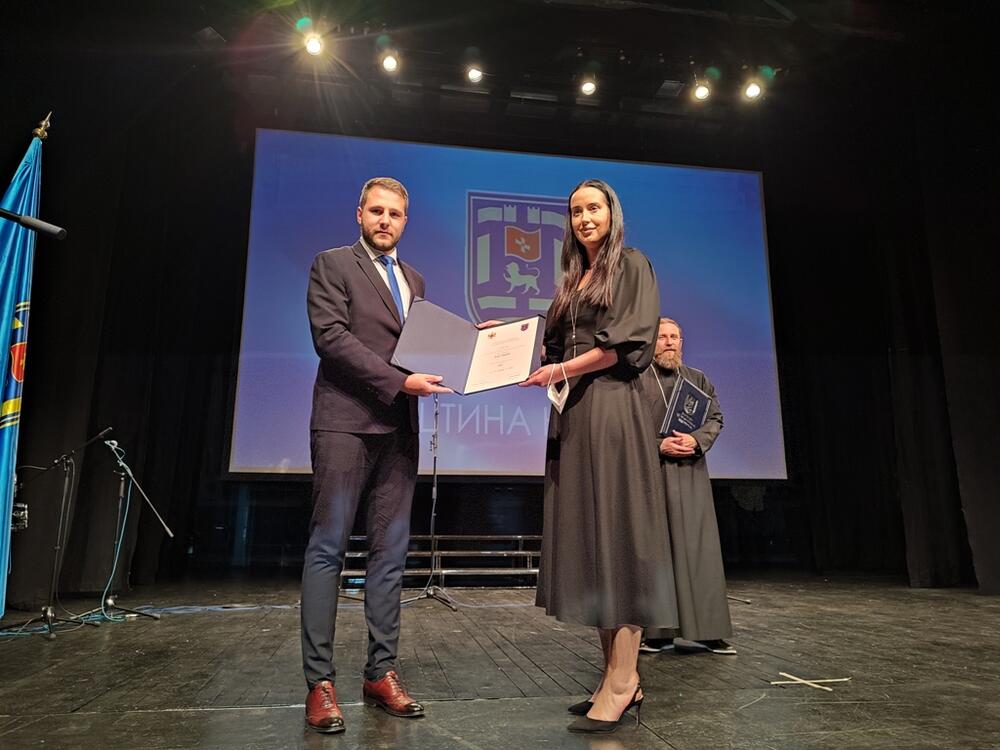 <p>Novčani dio nagrade, po blagoslovu mitropolita Joanikija, ustupili bolnici u Brezoviku</p>