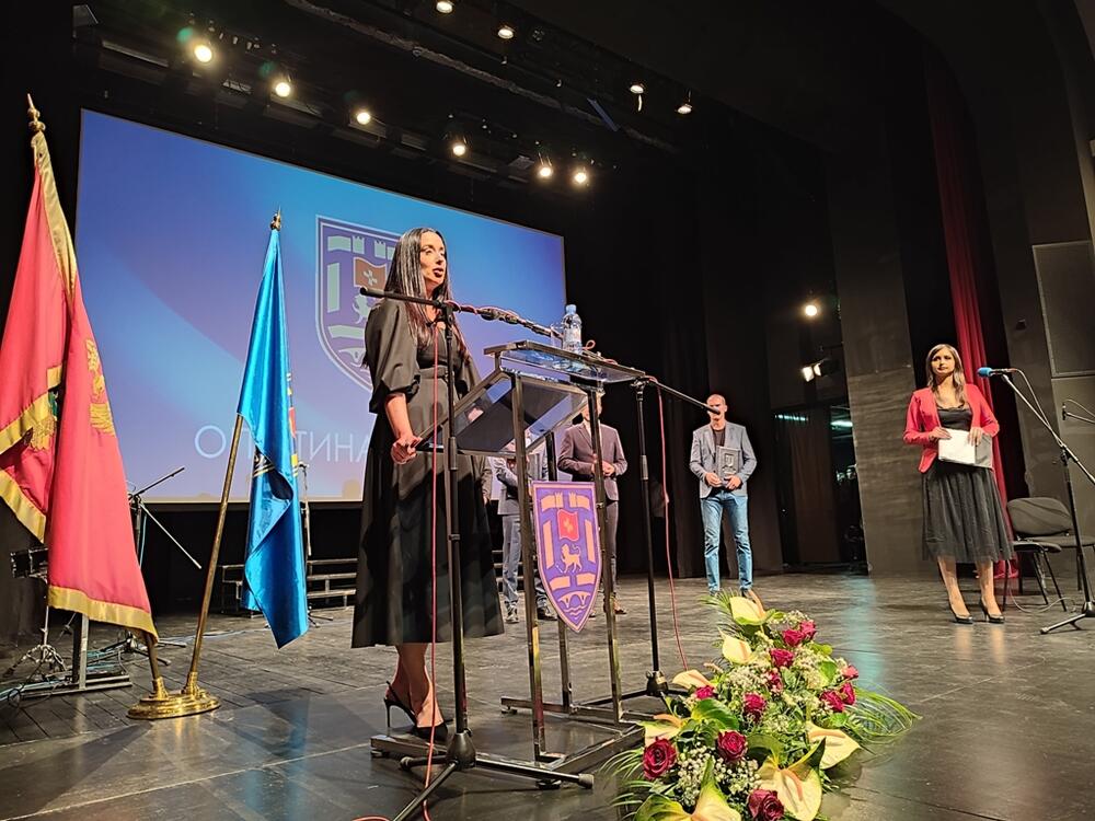 <p>Novčani dio nagrade, po blagoslovu mitropolita Joanikija, ustupili bolnici u Brezoviku</p>