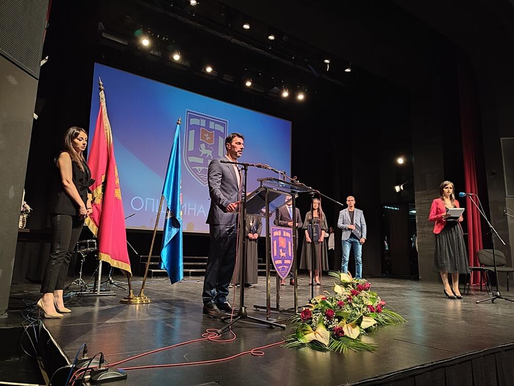 <p>Novčani dio nagrade, po blagoslovu mitropolita Joanikija, ustupili bolnici u Brezoviku</p>