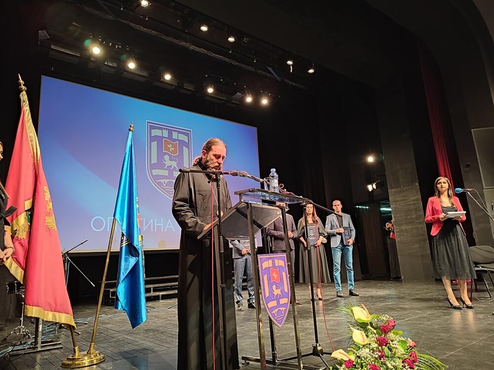 <p>Novčani dio nagrade, po blagoslovu mitropolita Joanikija, ustupili bolnici u Brezoviku</p>