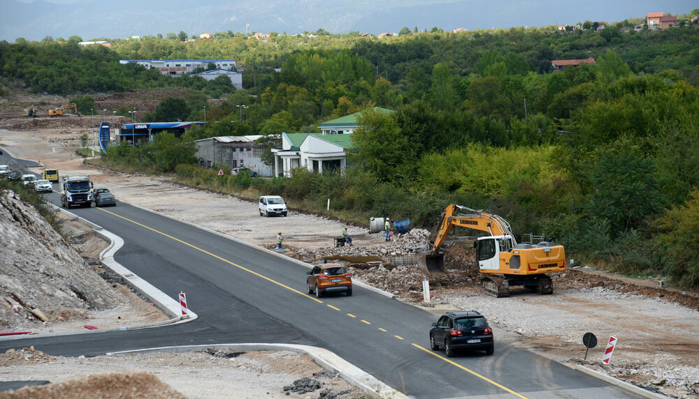 <p>Rekonstrukcija puta Podgorica - Danilovgrad, vrijedna 24 miliona eura, započela je u julu prošle godine, a trebalo bi da bude završena u isto vrijeme 2022.</p>