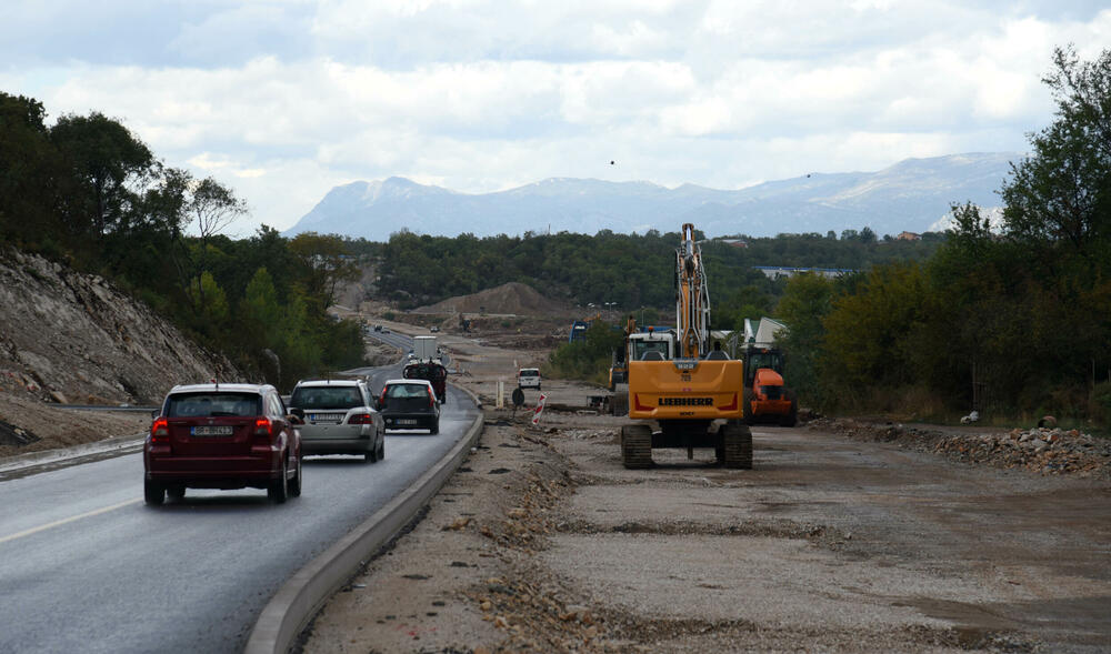<p>Rekonstrukcija puta Podgorica - Danilovgrad, vrijedna 24 miliona eura, započela je u julu prošle godine, a trebalo bi da bude završena u isto vrijeme 2022.</p>