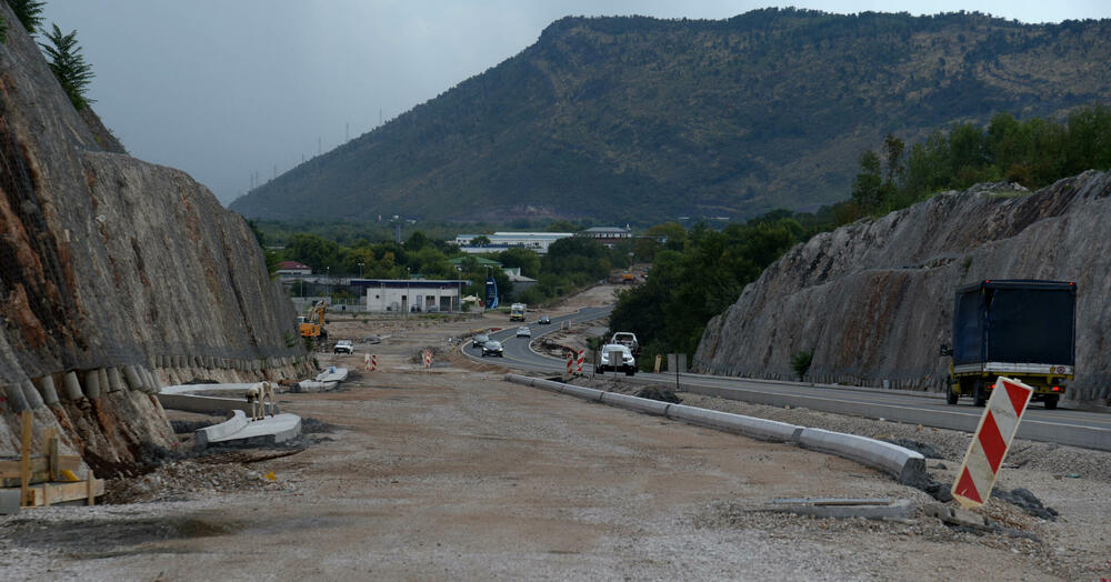 <p>Rekonstrukcija puta Podgorica - Danilovgrad, vrijedna 24 miliona eura, započela je u julu prošle godine, a trebalo bi da bude završena u isto vrijeme 2022.</p>