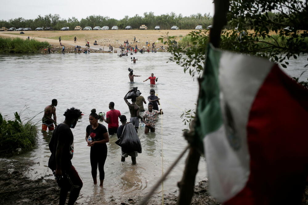 Migranti koji traže utočište Sad, na prelazu rijeke Rio Grande, Foto: Reuters