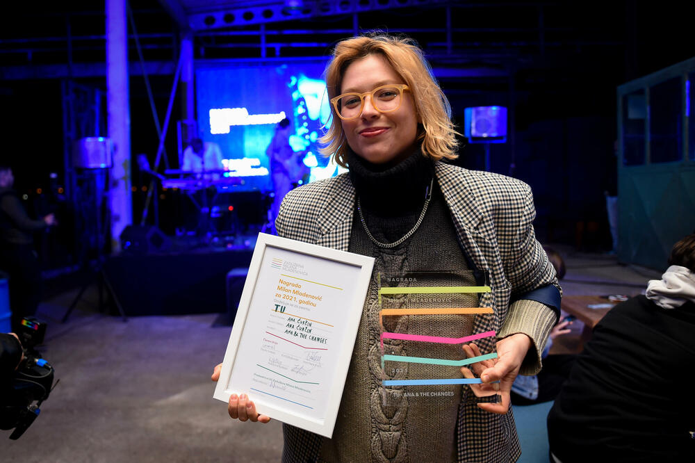 Ana Ćurčin sa nagradom, Foto: Zadužbina Milana Mladenovića