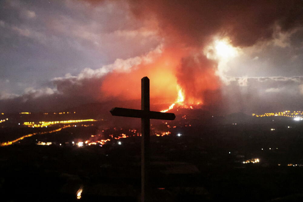 Lava i dim koji se dižu nakon erupcije vulkana na ostrvu La Palma, Foto: Reuters