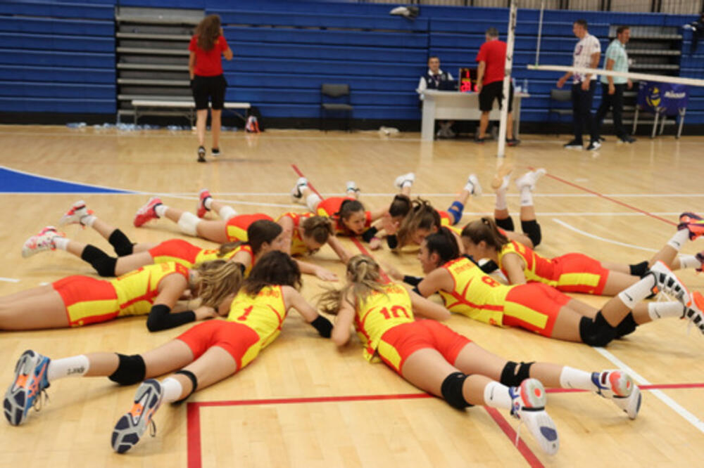 Odbojkaška sekcija OŠ Jugoslavija je medalčjom predstavila Crnu Goru, Foto: školski sportski savez