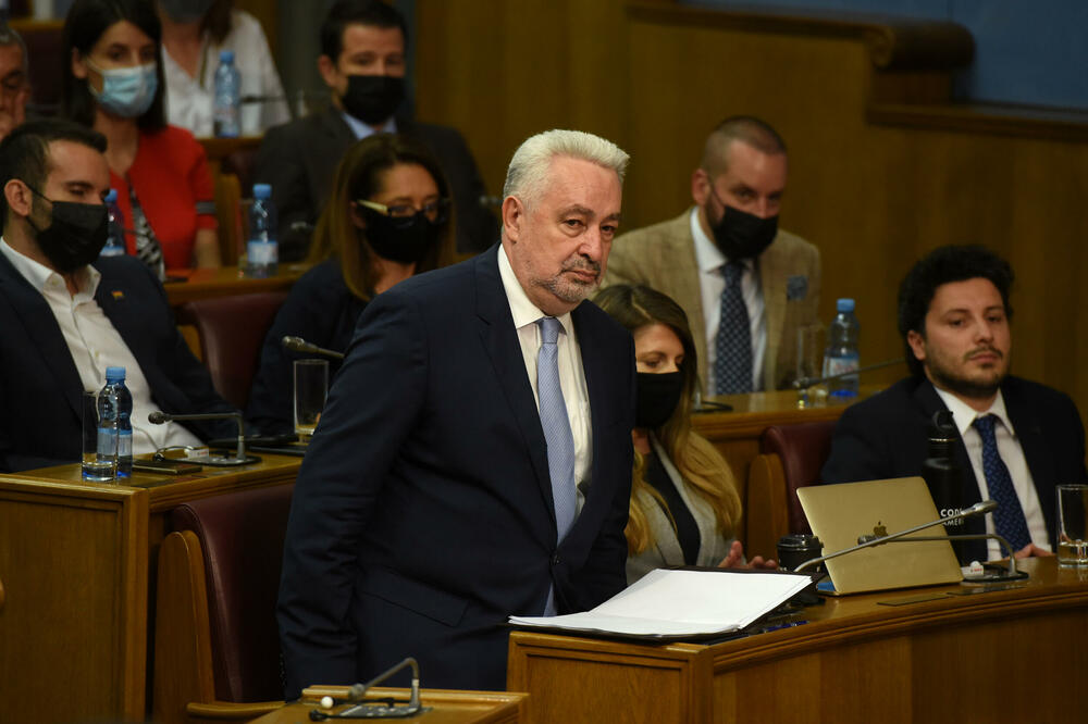 Ima li mjesta i za političare: Krivokapić s kolegama iz Vlade u Parlamentu, Foto: BORIS PEJOVIC