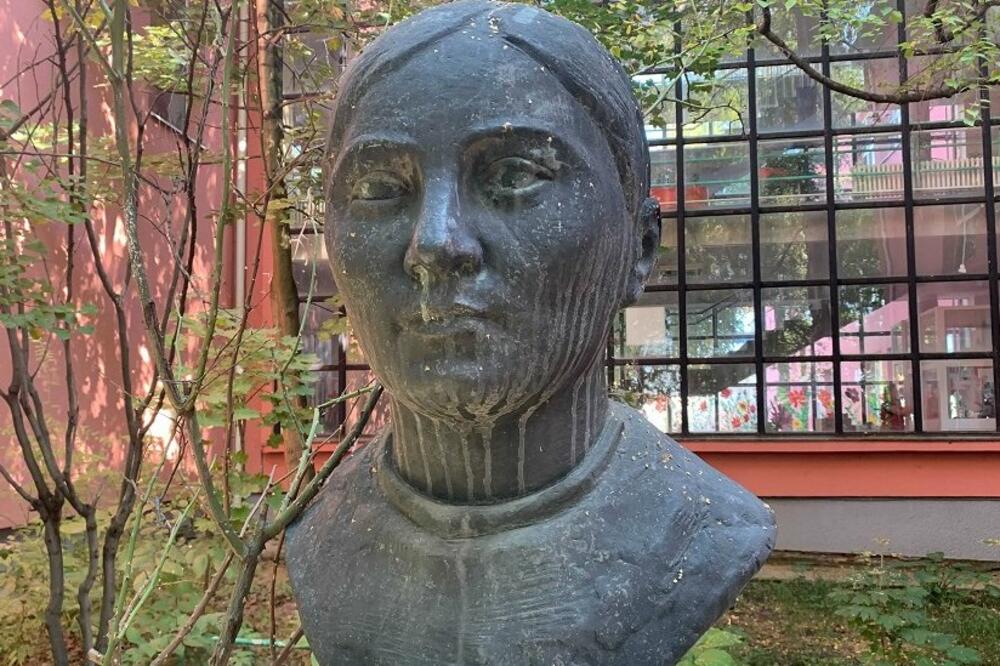 Spomen bista heroini Drugog svetskog rata Mariji Bursać u beogradskoj osnovnoj školi koja nosi njeno ime, Foto: BBC