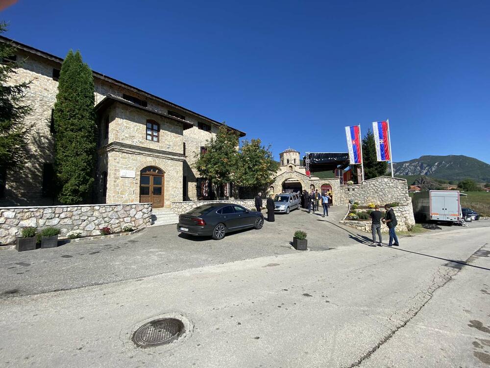 <p>Ustoličenje će biti obavljeno u porti manastira, i za tu priliku su postavljene glavna bina, bina za novinare, kao i tribina za visoke zvaničnike koje će prisustvovati tom činu<br /> </p>