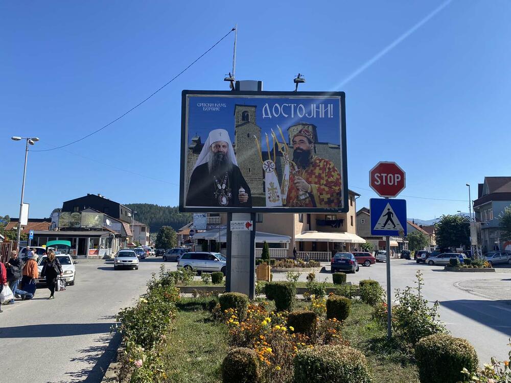 <p>Ustoličenje će biti obavljeno u porti manastira, i za tu priliku su postavljene glavna bina, bina za novinare, kao i tribina za visoke zvaničnike koje će prisustvovati tom činu<br /> </p>