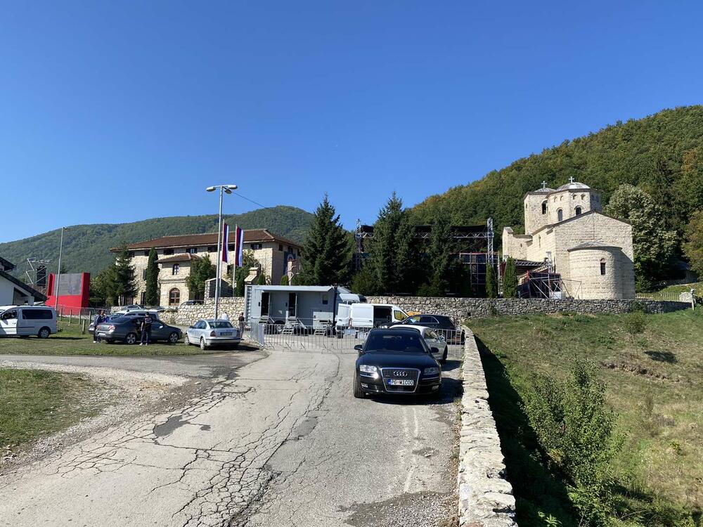 <p>Ustoličenje će biti obavljeno u porti manastira, i za tu priliku su postavljene glavna bina, bina za novinare, kao i tribina za visoke zvaničnike koje će prisustvovati tom činu<br /> </p>