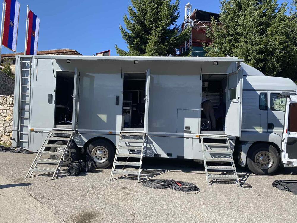 <p>Ustoličenje će biti obavljeno u porti manastira, i za tu priliku su postavljene glavna bina, bina za novinare, kao i tribina za visoke zvaničnike koje će prisustvovati tom činu<br /> </p>