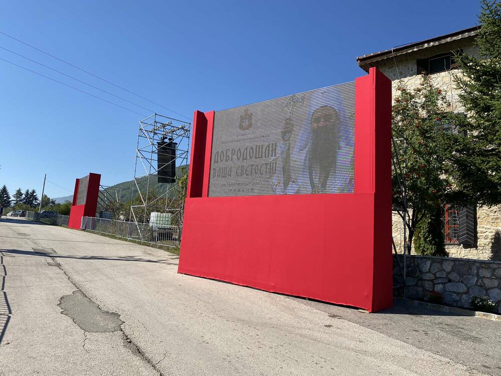 <p>Ustoličenje će biti obavljeno u porti manastira, i za tu priliku su postavljene glavna bina, bina za novinare, kao i tribina za visoke zvaničnike koje će prisustvovati tom činu<br /> </p>