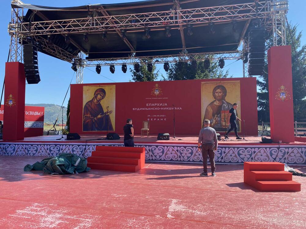 <p>Ustoličenje će biti obavljeno u porti manastira, i za tu priliku su postavljene glavna bina, bina za novinare, kao i tribina za visoke zvaničnike koje će prisustvovati tom činu<br /> </p>