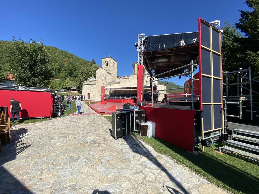 <p>Ustoličenje će biti obavljeno u porti manastira, i za tu priliku su postavljene glavna bina, bina za novinare, kao i tribina za visoke zvaničnike koje će prisustvovati tom činu<br /> </p>