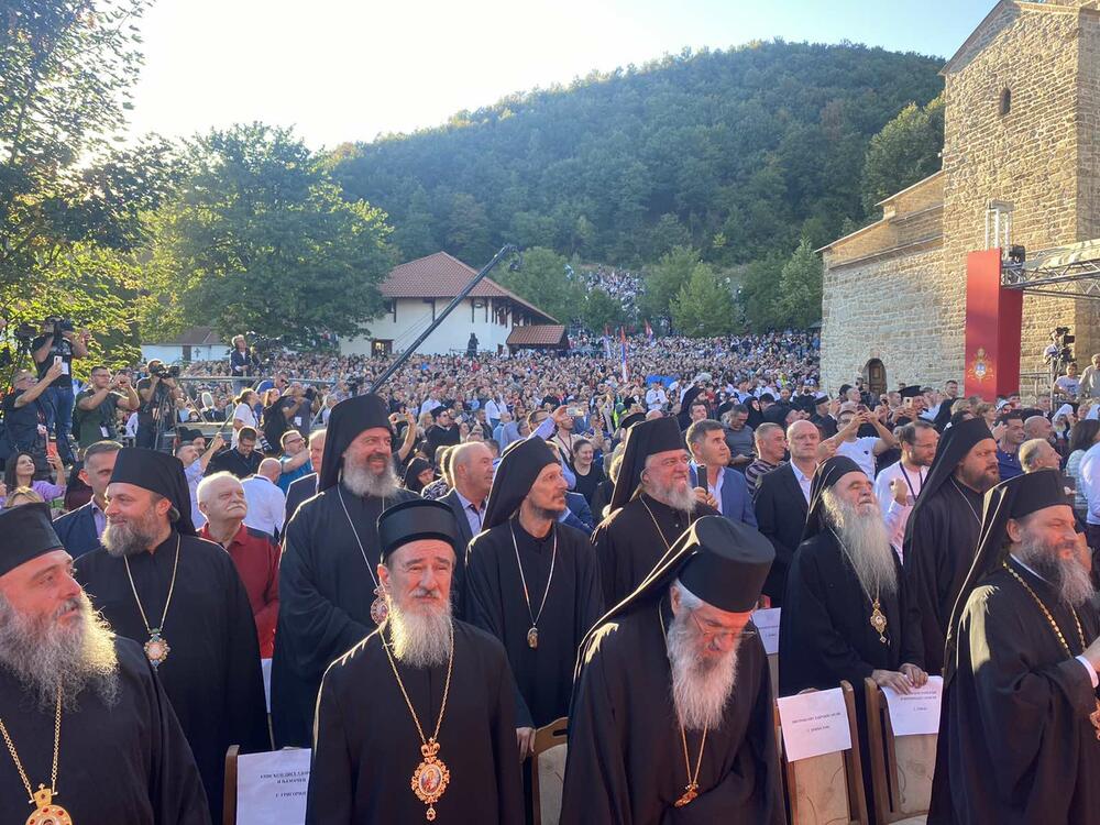 <p>"Crkvu ne možemo poistovjetiti ni sa jednom političkom ili bilo kakvom državnom granicom. Nema, dakle, u crkvi granice između neba i zemlje i granice crkve se ne mogu mijenjati kad god se promijene granice država"</p>