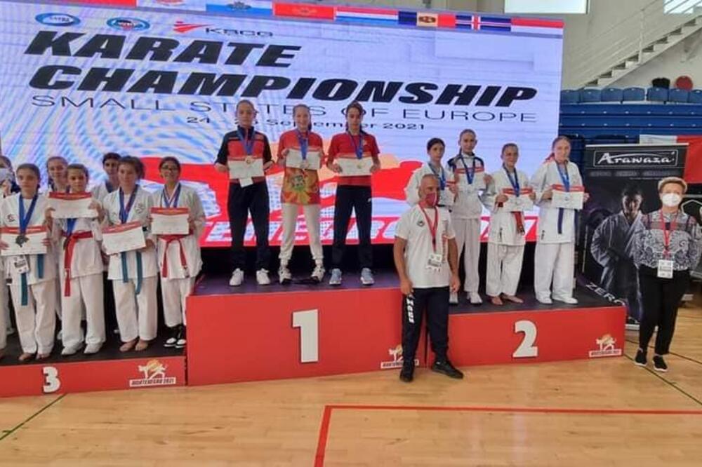 Ženska ekipa u borbama do 14 godina je osvojla podijum, Foto: KSCG