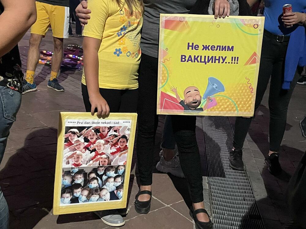 <p>Okupljeni nose majice sa natpisom "Reci ne maskama, stop kovid fašizmu", kao i transparente "No passaran", "Stop prisilnoj vakcinaciji", "Ne želim vakcinu", "Ne damo vam našu djecu"...</p>