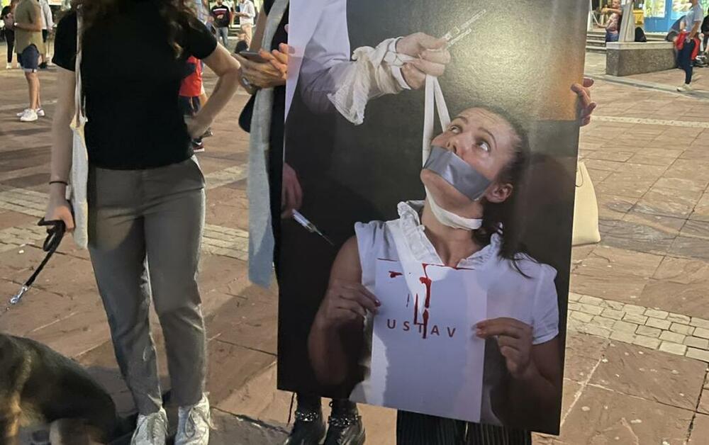 <p>Okupljeni nose majice sa natpisom "Reci ne maskama, stop kovid fašizmu", kao i transparente "No passaran", "Stop prisilnoj vakcinaciji", "Ne želim vakcinu", "Ne damo vam našu djecu"...</p>