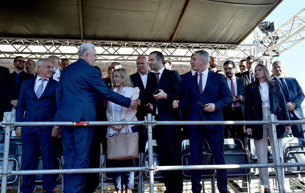 Donose mjere, a onda ih krše: Premijer sa saradnicima na ustoličenju u manastiru Đurđevi stupovi, Foto: Gov.me/Saša Matić