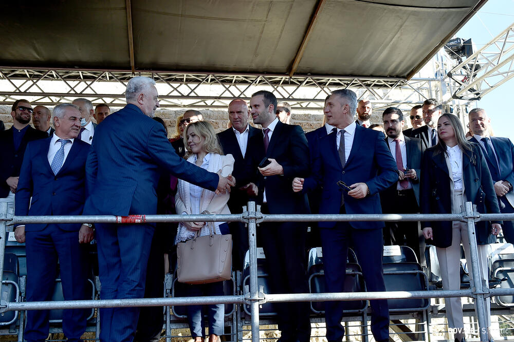 Donose mjere, a onda ih krše: Premijer sa saradnicima na ustoličenju u manastiru Đurđevi stupovi, Foto: Gov.me/Saša Matić