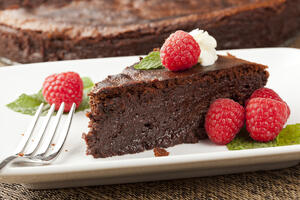 U tri koraka do savršenstva: Čokoladna torta bez brašna