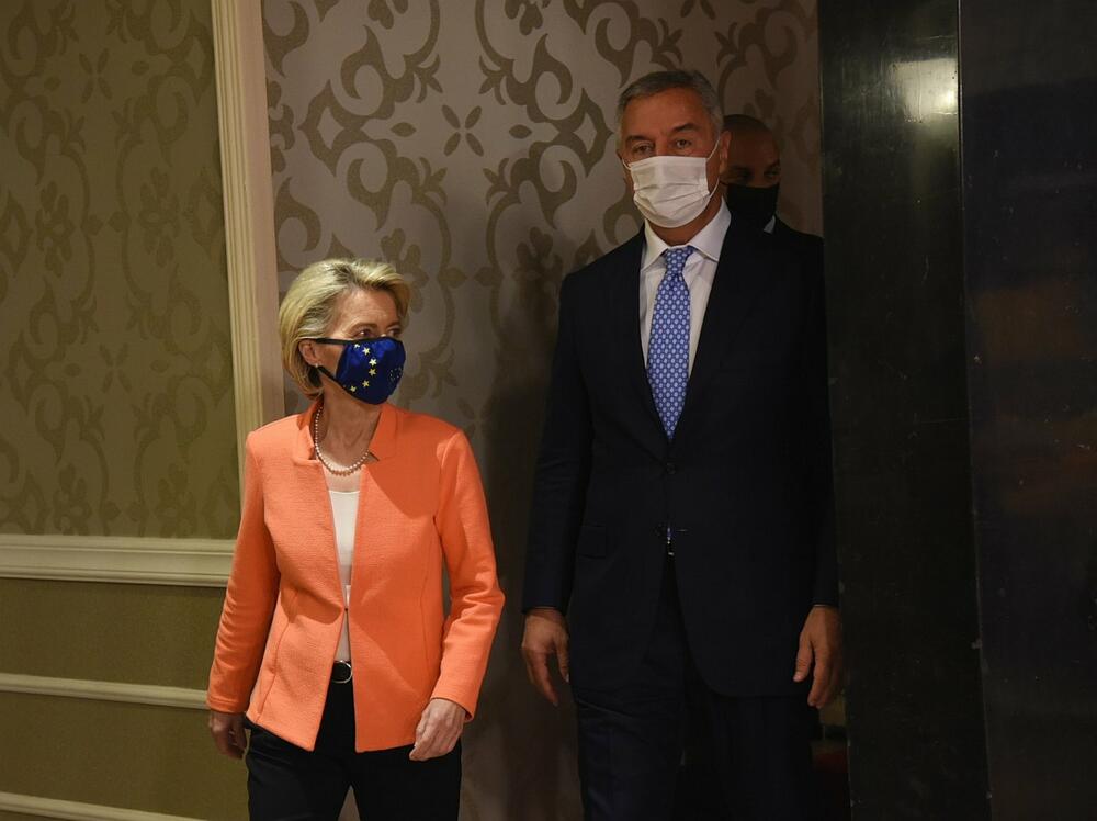 Ursula fon der Lajen, Milo Đukanović