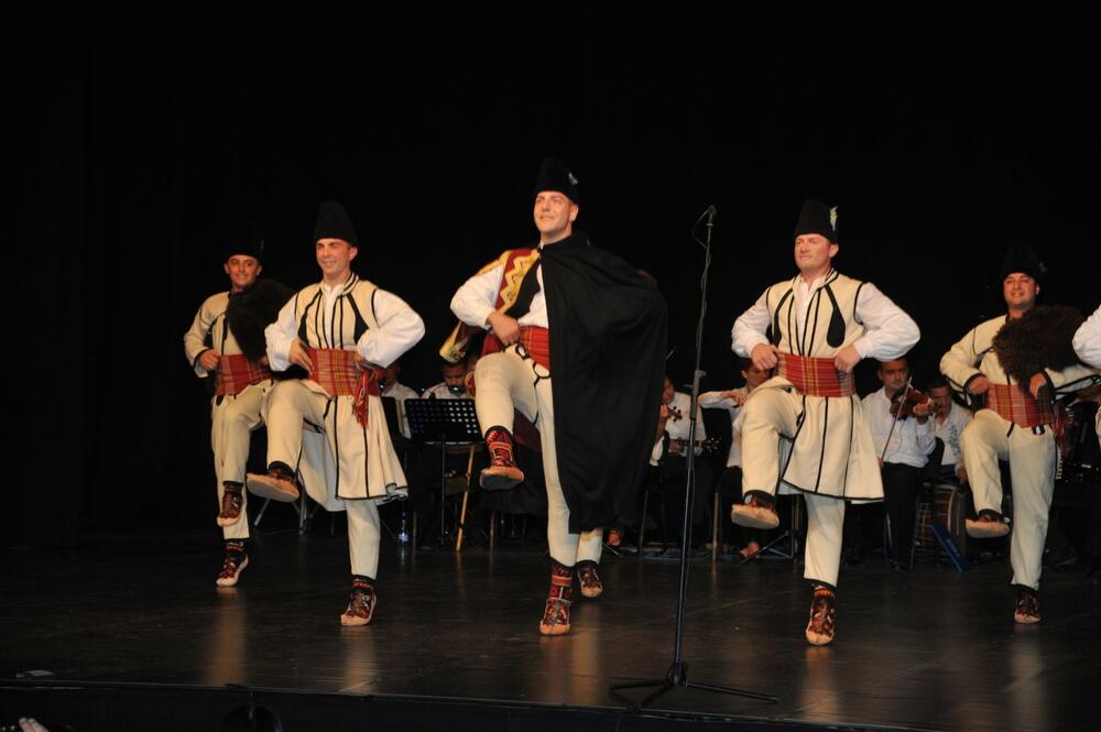 Folklorni ansambl “Venac”